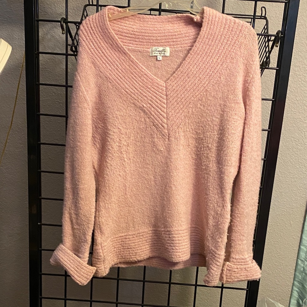 Elegant Pink V-Neck Sweater by Fioreblu